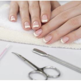 ZESTAW DO MANICURE I PEDICURE 12 ELEMENTÓW W BRĄZOWYM ETUI