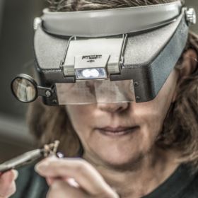 OPASKA NA GŁOWĘ Z 2 DIODAMI LED LUPA SZARA