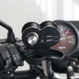 ŁADOWARKA DO MOTOCYKLA 2x USB Z GNIAZDEM ZAPALNICZKI I WYŚWIETLACZEM CZARNA