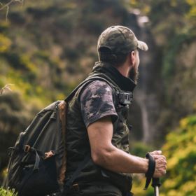 OBROTOWE MOCOWANIE DO KAMERY SPORTOWEJ NA PLECAK Z ŚRUBĄ