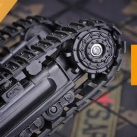 KOPARKA ZDALNIE STEROWANA Ż&Oacute;ŁTA 1:24 Z RUCHOMĄ ŁYŻKĄ I GUMOWYMI GĄSIENICAMI