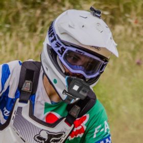 MOCOWANIE KAMERY DO KASKU Z PODKŁADKĄ ANTYPOŚLIZGOWĄ CZARNO-NIEBIESKI