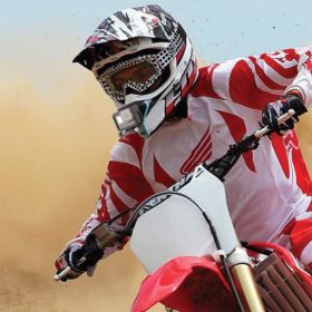 MOCOWANIE KAMERY DO KASKU Z PODKŁADKĄ ANTYPOŚLIZGOWĄ CZARNO-NIEBIESKI