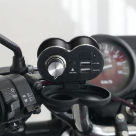 ŁADOWARKA DO MOTOCYKLA 2x USB Z GNIAZDEM ZAPALNICZKI I WYŚWIETLACZEM CZARNA