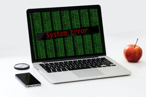 Srebrny laptop z komunikatem "System Error"