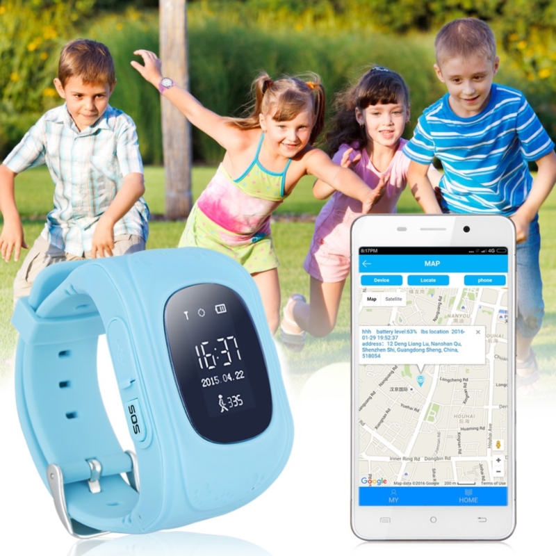 Niebieski smartwarch, biały telefon z uruchomioną aplikacją mapy i 4 dzieci w tle - 2 dziewczynki i 2 chłopców