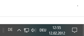 Inne litery na klawiaturze - Fragment paska start Windows 10 - prawa strona z literami DE, ikoną Internetu, dźwięku, godziną 12:55 i datą 12.02.2012