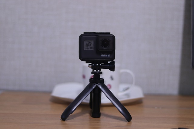 Czarna kamera GoPro na czarnym statywie