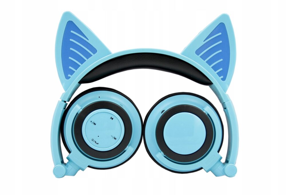 Złożone niebiesko-czarne słuchawki z kocimi uszami