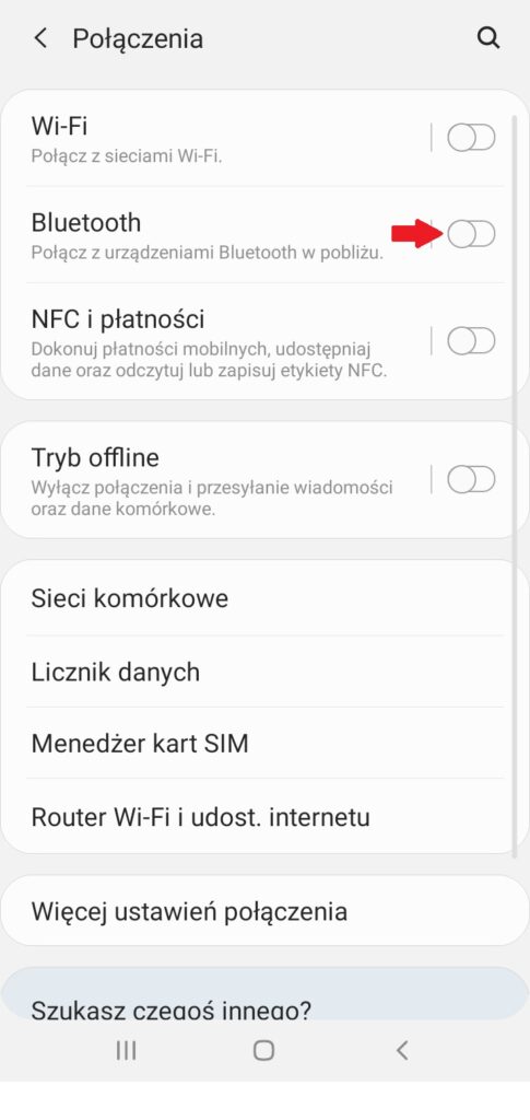 Screen z telefonu Android z menu "Połączenia" i czerwona strzałka wskazująca suwak Bluetooth