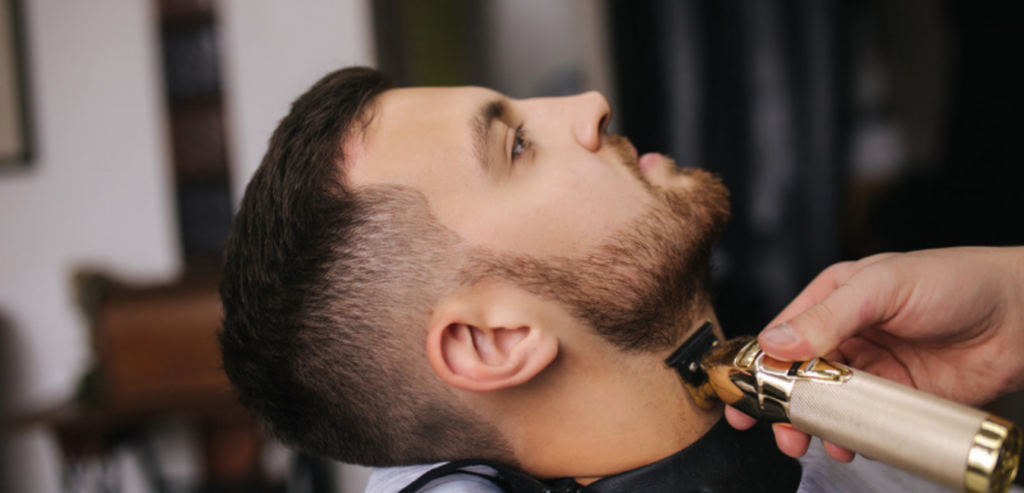 Barber używa trymer do brody