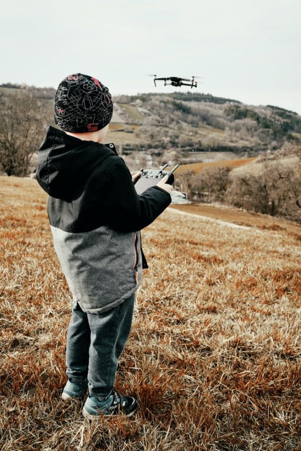 Chłopiec steruje dronem dla dziecka