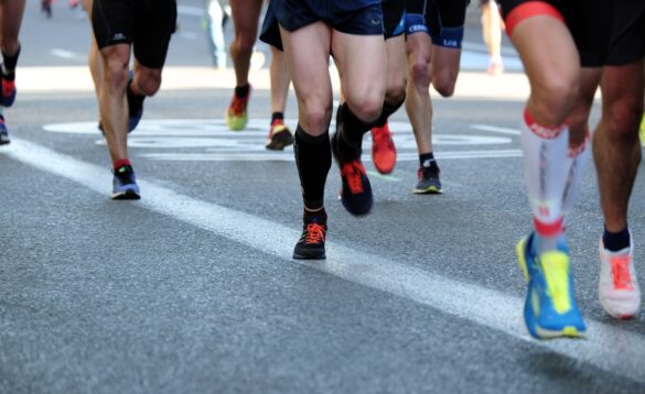 Biegacze na trasie biegną - jaki prezent dla biegacza