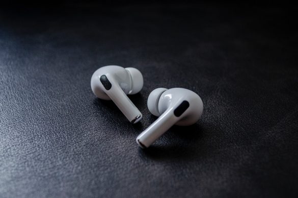 Białe słuchawki bezprzewodowe dokanałowe