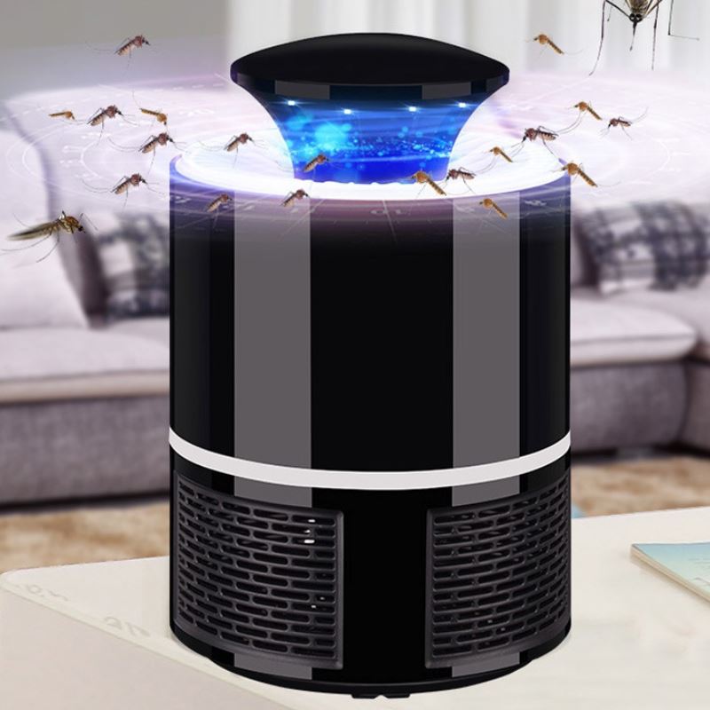 Lampka na komary postawiona w salonie. Komary lecą w stronę wydobywającego się światła.